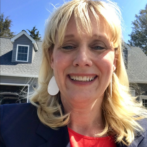 Meet your Posher, Christina - Picture 3 of 7